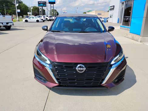 Used 2025 Nissan Altima 2.5 SV FWD image 2