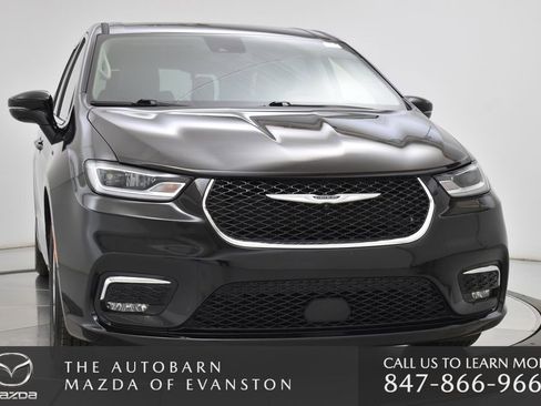 Used 2024 Chrysler Pacifica Touring-L image 11