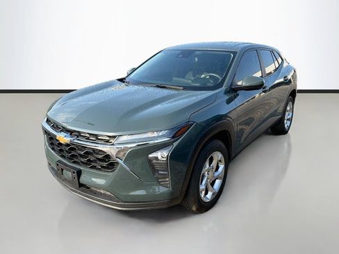 Used 2025 Chevrolet Trax LS w/ LS Convenience Package FWD image 5