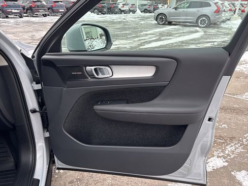 Used 2020 Volvo XC40 T5 Momentum w/ Protection Package Premier image 41