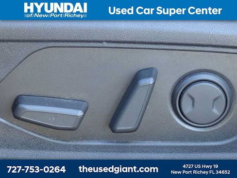Used 2023 Hyundai Elantra Limited w/ Preferred Accessory Package FWD image 20
