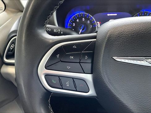 Used 2023 Chrysler Pacifica Touring-L image 19