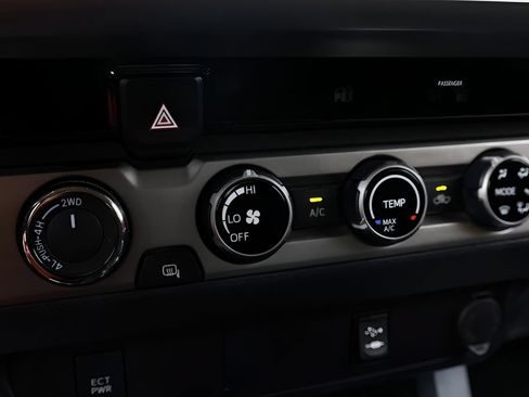 Used 2016 Toyota Tacoma SR5 w/ SR5 Appearance Package (SN) AWD/4WD image 43