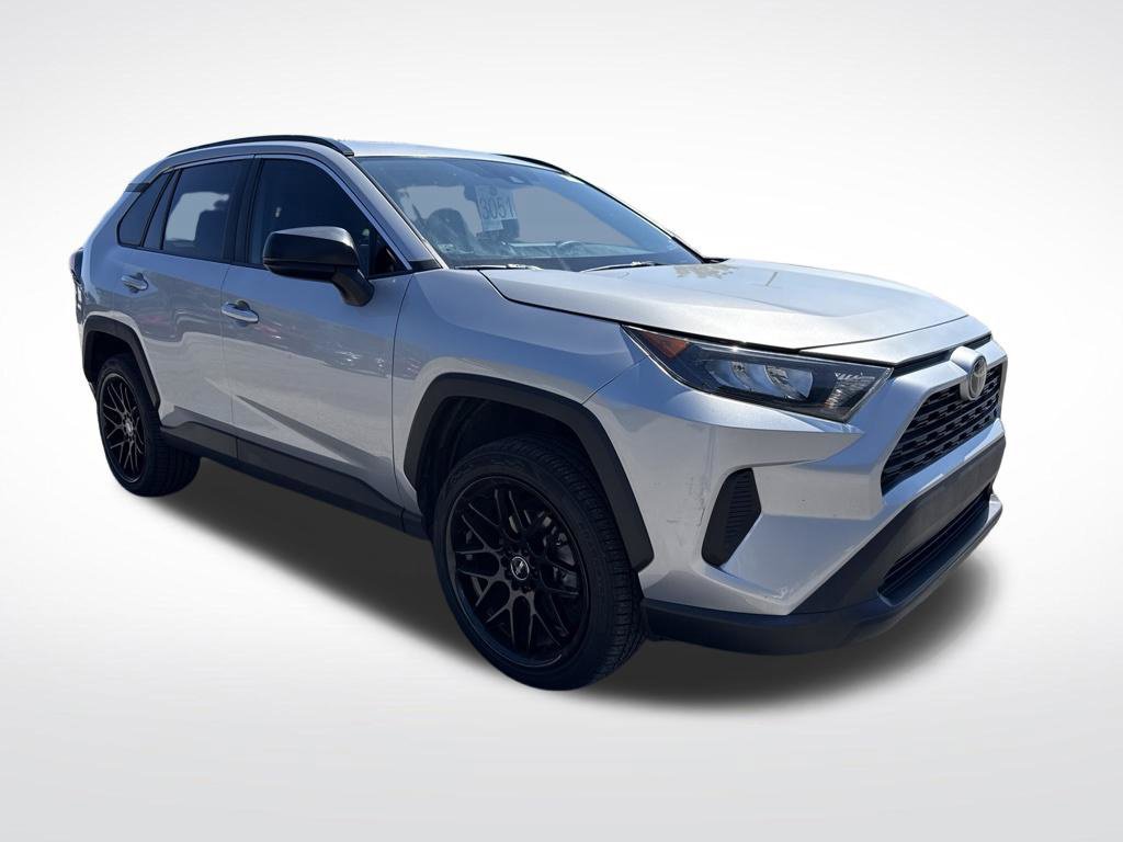 Used 2019 Toyota RAV4 LE FWD image 2