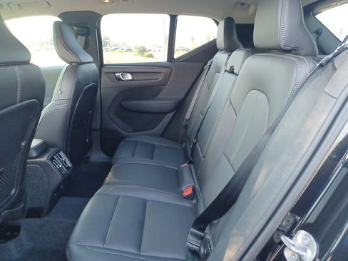 Used 2025 Volvo XC40 B5 Plus image 7