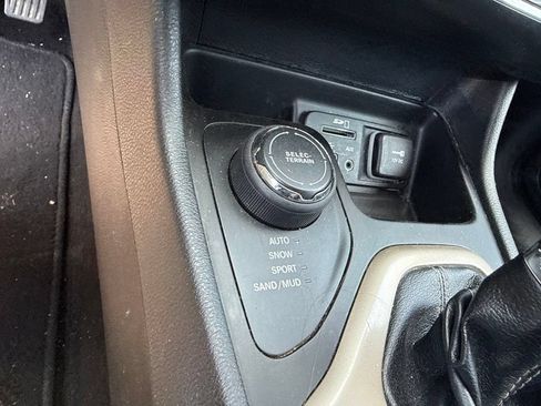 Used 2014 Jeep Cherokee Limited w/ Luxury Group AWD/4WD image 23