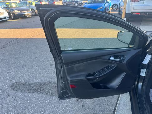 Used 2015 Ford Focus SE w/ SE Winter Package image 14