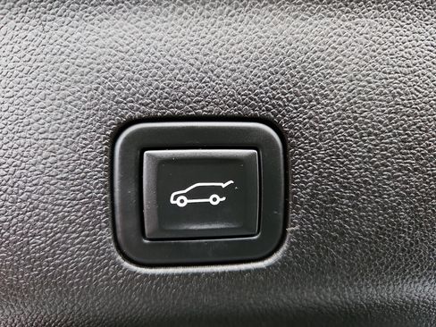 Used 2023 GMC Yukon XL SLT w/ SLT Premium Package image 32