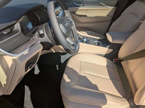 New 2025 Jeep Grand Cherokee Limited w/ Black Appearance Package image 4