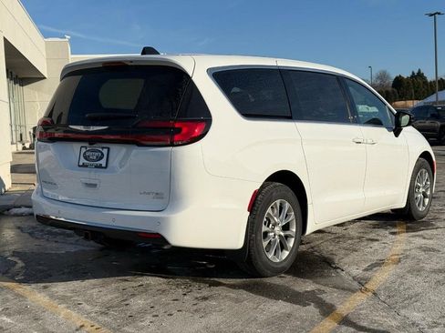 New 2026 Chrysler Pacifica Limited w/ Trailer Tow Group AWD/4WD image 4