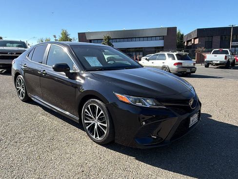 Used 2019 Toyota Camry SE FWD image 3
