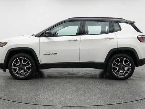 Used 2025 Jeep Compass Trailhawk w/ Trailer Tow Group AWD/4WD image 5