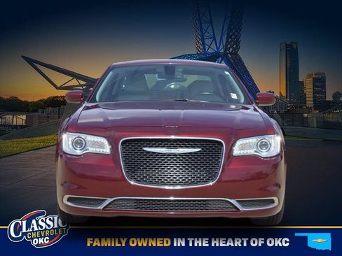 Used 2017 Chrysler 300 Limited RWD image 2
