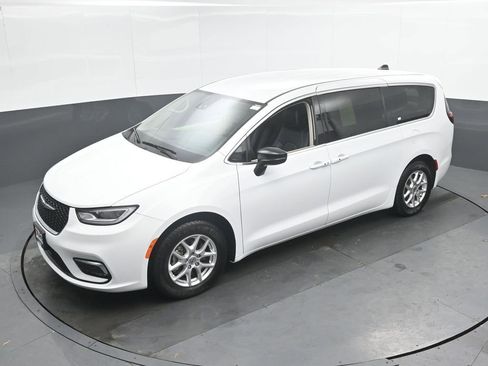 Used 2024 Chrysler Pacifica Touring-L image 37
