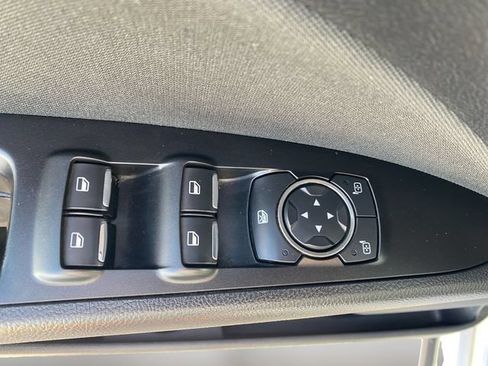 Used 2018 Ford Fusion SE w/ Equipment Group 201A FWD image 17