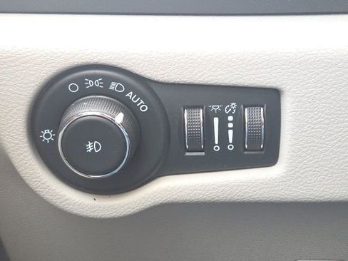 Used 2023 Chrysler Pacifica Touring-L image 31