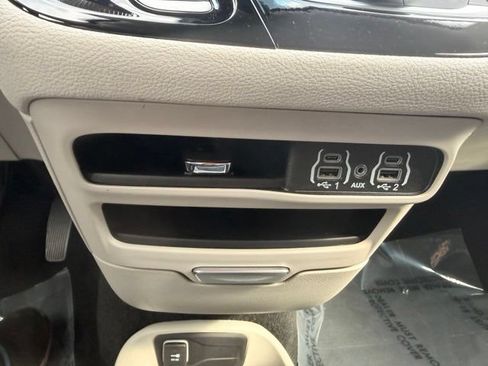 Used 2024 Chrysler Pacifica Touring-L FWD image 24