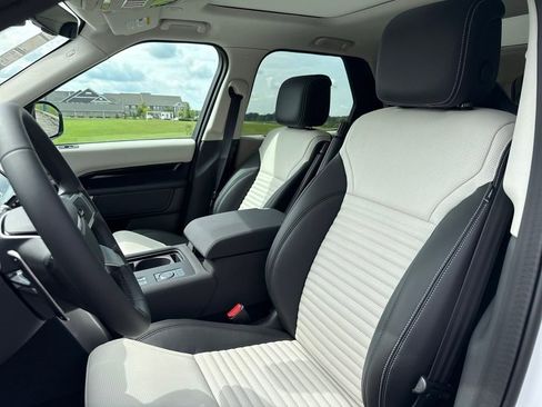 New 2025 Land Rover Discovery S image 11