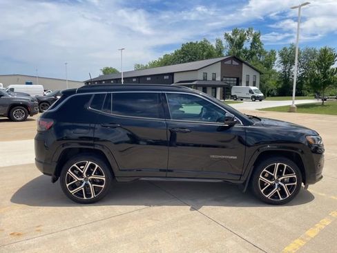 Used 2025 Jeep Compass Limited w/ Elite Group AWD/4WD image 2