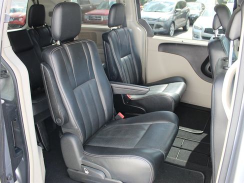 Used 2013 Chrysler Town & Country Touring-L image 13