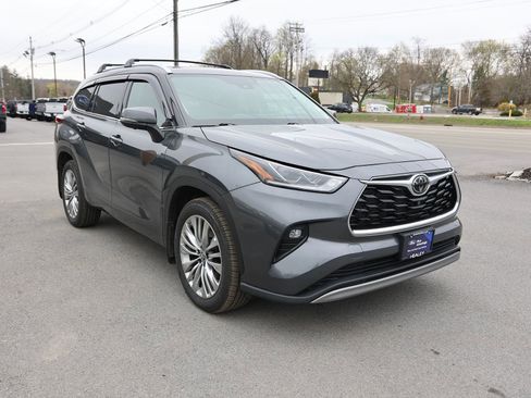 Used 2023 Toyota Highlander Platinum AWD/4WD image 1