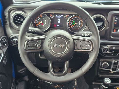 Used 2023 Jeep Gladiator Sport image 9