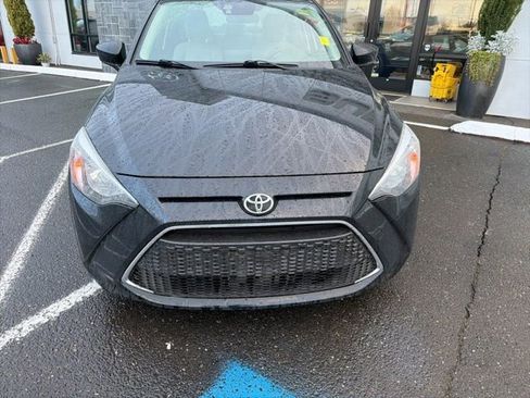 Used 2019 Toyota Yaris L image 2