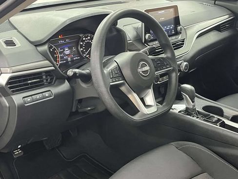 Used 2025 Nissan Altima 2.5 SV FWD image 13