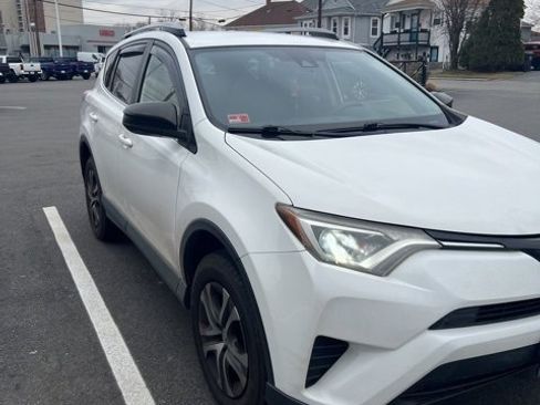 Used 2018 Toyota RAV4 LE image 4