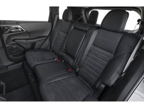 Used 2025 Mitsubishi Outlander AWD image 12