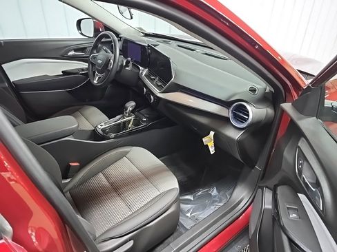 Used 2024 Chevrolet Trax LT w/ Sunroof Package image 16