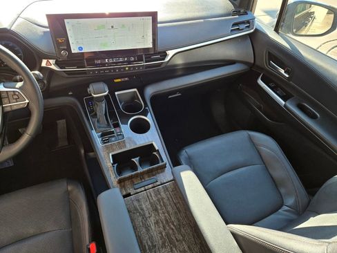 Used 2025 Toyota Sienna Limited image 16