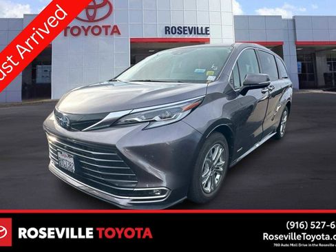 Used 2021 Toyota Sienna Platinum image 1