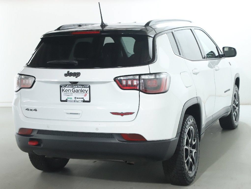 Used 2025 Jeep Compass Trailhawk AWD/4WD image 45