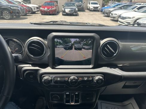 Used 2021 Jeep Gladiator Overland AWD/4WD image 11