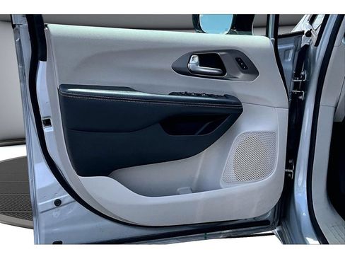 Used 2024 Chrysler Pacifica Touring-L FWD image 28