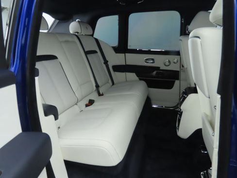 New 2026 Rolls-Royce Cullinan Black Badge image 23