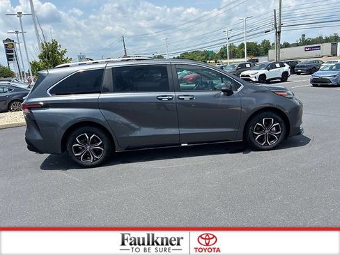 Used 2025 Toyota Sienna Platinum AWD/4WD image 7