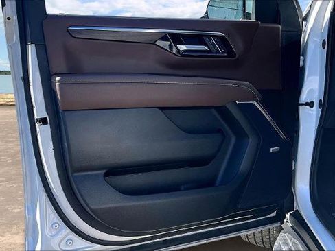 Used 2025 Chevrolet Suburban High Country image 20