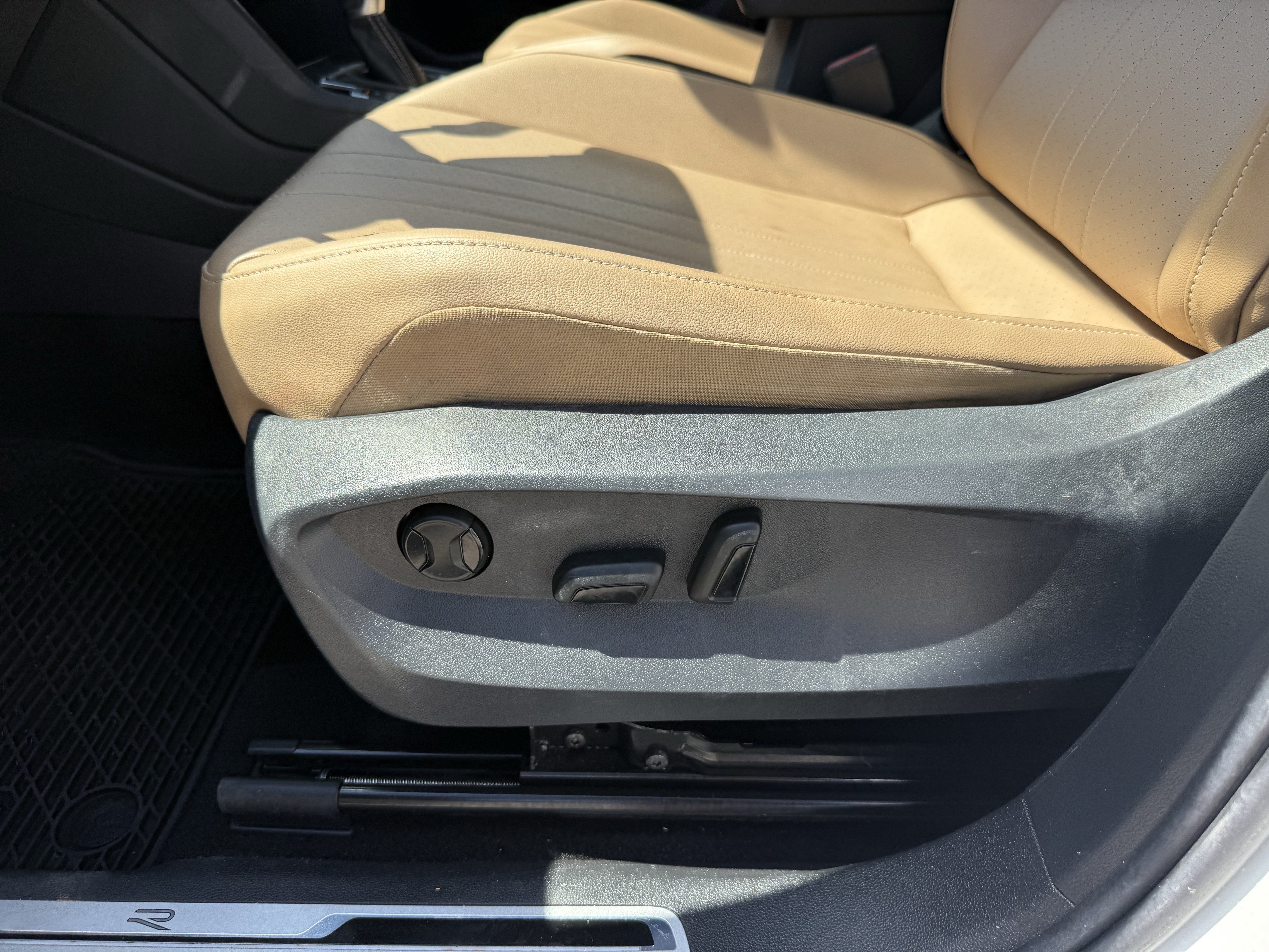 Used 2022 Volkswagen Tiguan SE R-Line FWD image 30