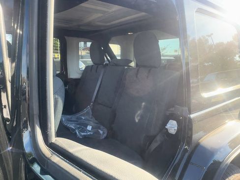Used 2025 Jeep Wrangler Unlimited Sahara AWD/4WD image 12