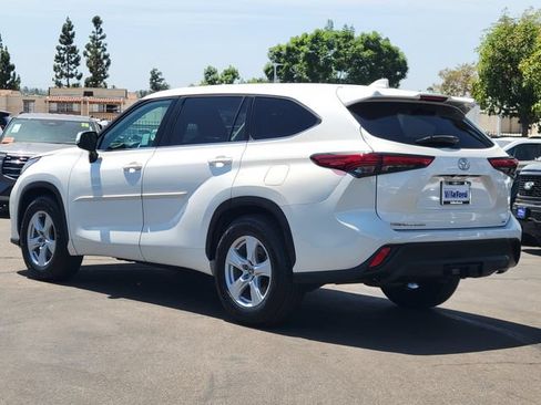 Used 2021 Toyota Highlander LE FWD image 2