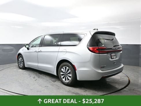 Used 2024 Chrysler Pacifica Limited FWD image 13