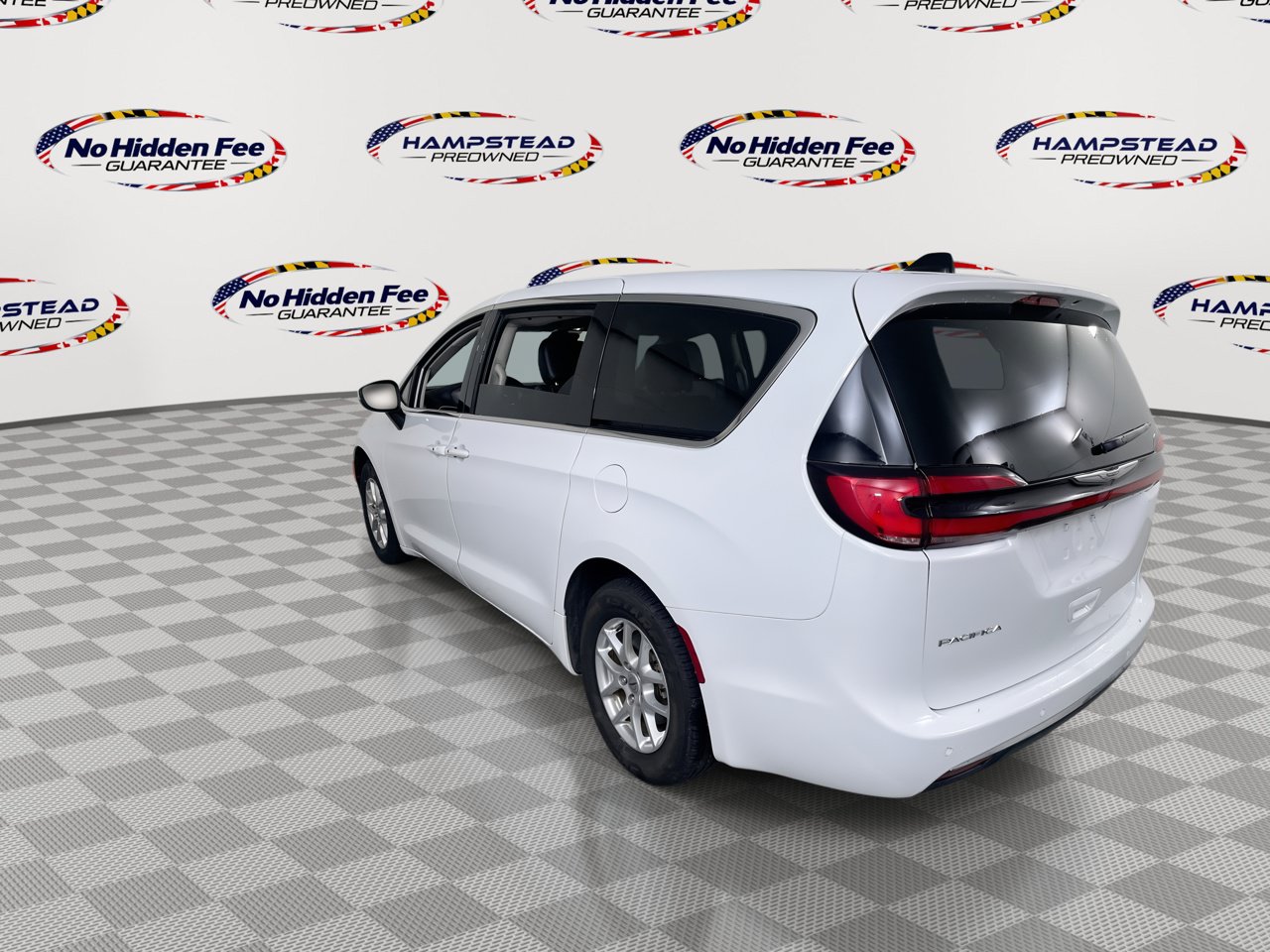 Used 2023 Chrysler Pacifica Touring-L FWD image 7