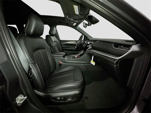 New 2025 Jeep Grand Cherokee Limited w/ Luxury Tech Group II image 32