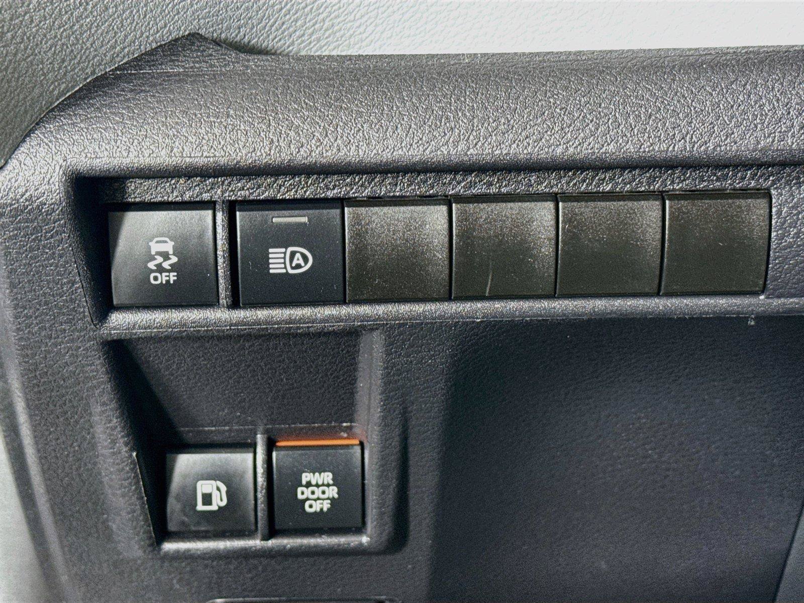 Certified 2025 Toyota Sienna XLE FWD image 16