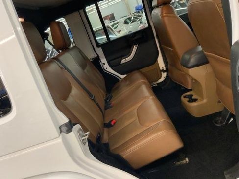 Used 2017 Jeep Wrangler Unlimited Rubicon w/ Connectivity Group AWD/4WD image 13