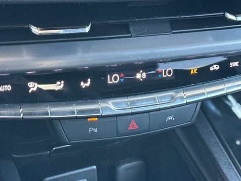 Used 2024 Cadillac XT4 Premium Luxury image 30