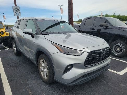 Used 2022 Toyota Highlander LE FWD image 1