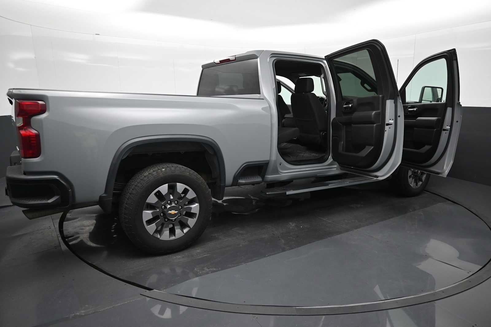 Used 2024 Chevrolet Silverado 2500 Custom w/ Custom Value Package AWD/4WD image 9